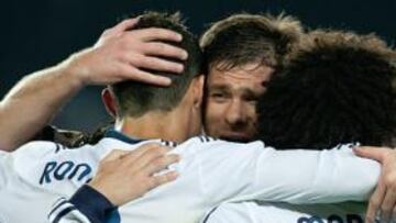 Los jugadores del Real Madrid celebran uno de los goles de Cristiano Ronaldo en el Camp Nou.