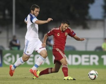 El centrocampista de la selección española de fútbol sub-19 Dani Ceballos (d) lucha el balón con Georgi Melkadze, de la selección rusa, durante la final del Europeo sub-19 que las selecciones de España y Rusia disputan hoy en el estadio municipal de Katerini, Grecia. 