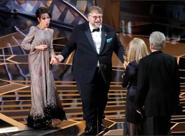 Guillermo del Toro recibe el premio Oscar a mejor película por su trabajo en Shape of Water