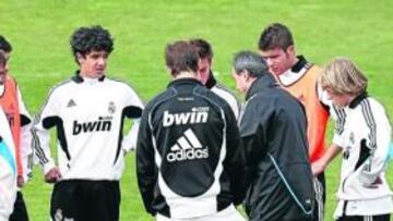 <b>A PUNTO. </b>Alipio, de frente, escucha atentamente en un entrenamiento del Castilla en Valdebebas.