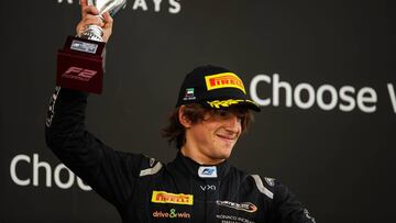 Roberto Merhi en el podio de Abu Dhabi.