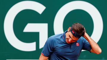 Roger Federer se lamenta durante su partido ante Pablo Andujar en el Ginebra Open.