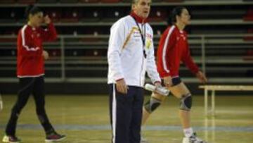 Jorge Dueñas pidió más intensidad a sus jugadoras.