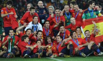 El equipo posa con la Copa. 