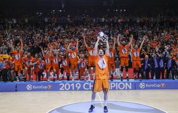 Rafa Martínez levanta el trofeo de la Eurocup.