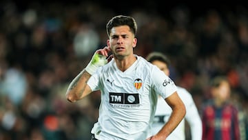 Una chilena del delantero valencianista decidió el derbia valenciano. Su remate es para verlo repetido por la plasticidad y eficacia.