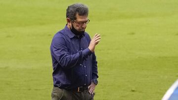 El entrenador de la selección de El Salvador, Hugo Pérez, criticó que no haya VAR en las eliminatorias de Concacaf, y recordó el dudoso penal que hubo ante Costa Rica.