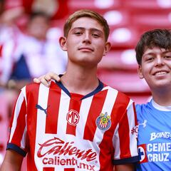 ¡Denigrante! Entre lágrimas, este aficionado de Cruz Azul fue obligado a abandonar el estadio Akron
