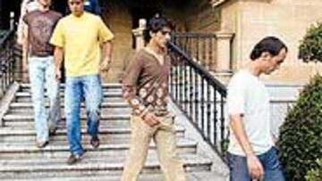 <b>PÉSAME</B>. Los jugadores del Athletic acudieron a Ibaigane.