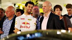 Adrian Newey junto a Daniel Ricciardo en la presentaci&oacute;n del AMRB 001