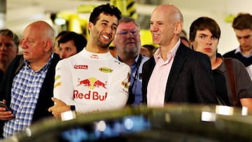 Adrian Newey junto a Daniel Ricciardo en la presentación del AMRB 001