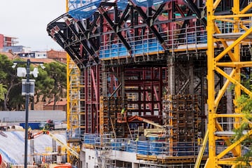 El regreso al nuevo Camp Nou, según el propio club catalán, está a la vuelta de la esquina. Las últimas instantáneas del avance de las obras muestras la construcción del anillo exterior del estadio.