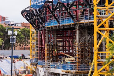 El regreso al nuevo Camp Nou, según el propio club catalán, está a la vuelta de la esquina. Las últimas instantáneas del avance de las obras muestras la construcción del anillo exterior del estadio.