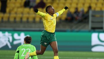 Wellington (New Zealand), 02/08/2023.- South Africa's Thembi Kgatlana (C) celebrates after Italy scored an own goal during the FIFA Women's World Cup 2023 soccer group G match between South Africa and Italy, in Wellington, New Zealand, 02 August 2023. (Mundial de F¨²tbol, Italia, Nueva Zelanda, Sud¨¢frica) EFE/EPA/RITCHIE B. TONGO