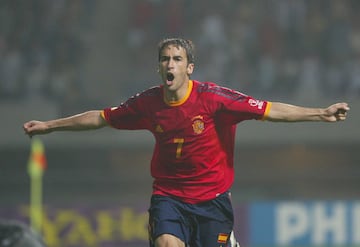 Equipación de la Selección Española entre 2001 y 2003. Fotografía correspondiente a la celebración de Raúl en el Mundial de Korea de 2002 en el partido entre España y Eslovenia.