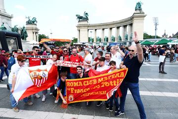 Un gran n迆mero de seguidores del equipo hispalense han viajado a la ciudad de Hungr赤a para disfrutar de la final de la Europa League ante la Roma.
