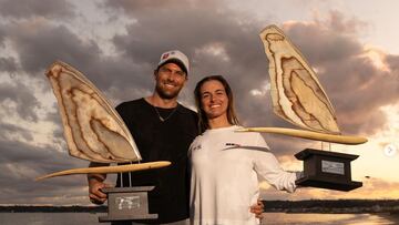 Blanca Alabau y Matteo Iachino con sus trofeos de campeones del mundo PWA World Tour 2023 en Japón.