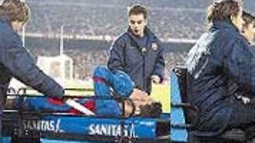 <b>EN CAMILLA. </b>Belletti, con las manos tapándose el rostro, abandonó así el Camp Nou.