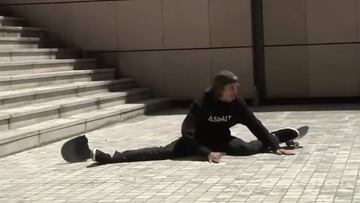 Aaron 'Jaws' Homoki de piernas abiertas tras caer por las míticas escaleras de Lyon. Se partió la rodilla, es una de sus peores caídas en skate.