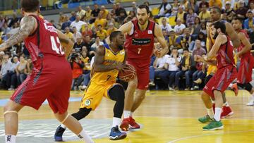 Bo McCalebb se lanza hacia la canasta del Tecnyconta Zaragoza ante la mirada de Kraljevic.