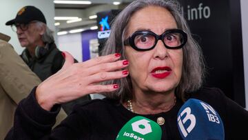 PALMA DE MALLORCA, 10/01/2025.- Isabel Bastides, madre del delantero mallorquinista Abdón Prats, conversa con los medios este viernes a su llegada al aeropuerto de Palma. La expedición del RCD Mallorca ha vuelto a la isla en la tarde de este viernes molesta por los episodios de acoso sufridos en el estadio de Yeda donde se disputó la semifinal de la Supercopa de España y aficionados y familiares de los jugadores han coincidido en una idea clara no repetirían la experiencia. "No volverían a Arabia", han señalado varios. EFE/ Cati Cladera