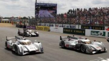 <b>DUEÑOS DE LA LEYENDA. </b>Los Audi hacen su entrada junto a la bandera de cuadros como ganadores de Le Mans por undécima ocasión.