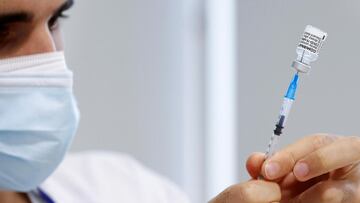 MADRID, 11/08/2021.- Un sanitario prepara una dosis de una vacuan contra la covid-19 en el hospital Enfermera Isabel Zendal de Madrid, este miércoles. Madrid se suma desde este miércoles a las regiones que vacunan a mayores de 12 años. EFE/Chema Moya