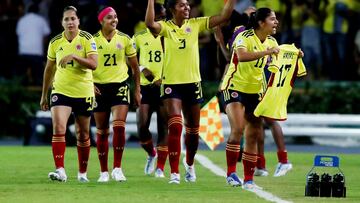 Soccer Football - Women's Copa America - Group A - Colombia v Chile - Estadio Centenario, Armenia, Colombia - July 20, 2022 Colombia's Catalina Usme celebrates scoring their first goal with teammates REUTERS/Amanda Perobelli