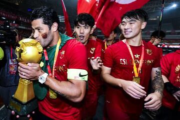 Hulk kisses kisses the Chinese Super League trophy