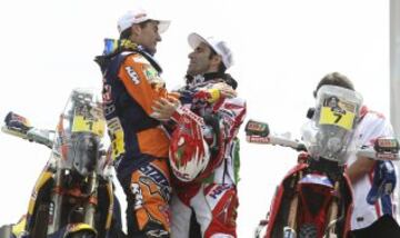 El piloto español de KTM, Marc Coma (i), primer puesto; y el portugués de Honda, Paulo Goncalves (d), segundo, festejan su victoria en la categoría de motos tras la última etapa en el Rally Dakar 2015 hoy, sábado 17 de enero de 2015, entre las localidades de Rosario y Buenos Aires, Argentina. El Dakar 2015 finalizó hoy tras disputarse desde el 3 y el 17 de enero entre Argentina, Chile y Bolivia. 