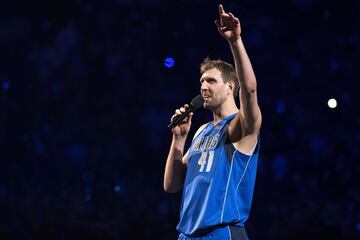 El jugador alemán de los Dallas Mavericks, tras meter 30 puntos ante los Suns, anunció su retirada y disfrutó y emocionó con su último partido en casa.