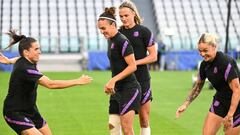 Soccer Football - Women&#039;s Champions League - Final - FC Barcelona Training - Allianz Stadium, Turin, Italy - May 20, 2022 FC Barcelona&#039;s Melanie Serrano, Maria Leon and Andrea Pereira during training REUTERS/Alberto Lingria