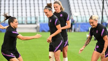 Soccer Football - Women&#039;s Champions League - Final - FC Barcelona Training - Allianz Stadium, Turin, Italy - May 20, 2022 FC Barcelona&#039;s Melanie Serrano, Maria Leon and Andrea Pereira during training REUTERS/Alberto Lingria