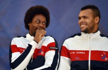 Gael Monfils y Jo-Wilfried Tsonga bromean durante el sorteo de la final de Copa Davis.