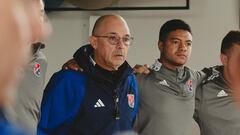 Alfredo Arias durante una charla técnica como nuevo DT del Medellín.