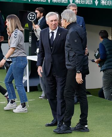 El entrenador del Real Madrid, Carlo Ancelotti y el entrenador del Real Betis, Manuel Pellegrini, se saludan antes del inicio del encuentro. 