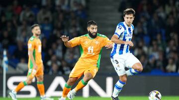 SAN SEBASTIAN, SPAIN - OCTOBER 30: Martin Zubimendi of Real Sociedad is put under pressure by Nabil Fekir of Real Betis during the LaLiga Santander match between Real Sociedad and Real Betis at Reale Arena on October 30, 2022 in San Sebastian, Spain. (Photo by Juan Manuel Serrano Arce/Getty Images)