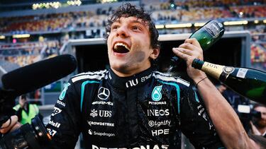 Andrea Kimi Antonelli, de Mercedes, celebra su victoria en el Gran Premio de China.