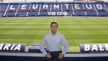 Carmelo Del Pozo posa ante la grada del Ciutat de Valencia. 