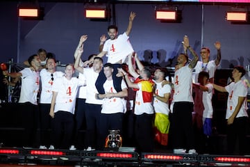 Los jugadores de la selección española  y los aficionados celebran el la plaza de la Cibeles el título de la Eurocopa. En la imagen, Jesús Navas en lo alto de Álvaro Morata.