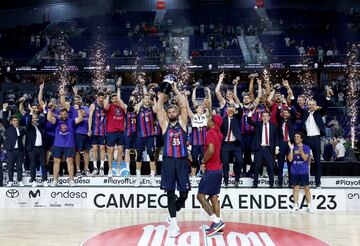 Mirotic levanta el trofeo de campeones de la Liga ACB.
