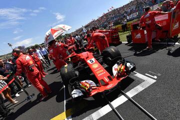 Sebastian Vettel en la parrilla de salida del circuito de Hungaroring.
