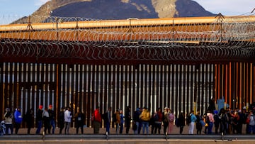 Migrantes en la frontera sur entre Estados Unidos y México.