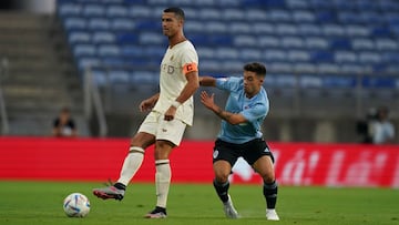 Cristiano Ronaldo da un pase ante la presión de Fran Beltrán durante el encuentro amistoso disputado por el Celta y el Al Nassr en el Estádio Algarve.