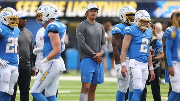 INGLEWOOD, CALIFORNIA - AUGUST 10: Justin Herbert #10 of the Los Angeles Chargers on the field wearing a brace before a preseason game against the Seattle Seahawks at SoFi Stadium on August 10, 2024 in Inglewood, California. Harry How/Getty Images/AFP (Photo by Harry How / GETTY IMAGES NORTH AMERICA / Getty Images via AFP)
