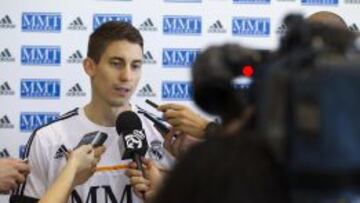 Jaycee Carroll atiende a los medios antes de viajar a M&aacute;laga.