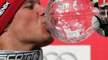 <b>EUFÓRICO.</b> Svindal besa el trofeo que le acredita como nuevo campeón del mundo.