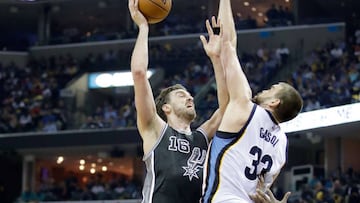 MEMPHIS, TN - APRIL 20: Pau Gasol #16 of the San Antonio Spurs shoots the ball while defended by Marc Gasol #33 of the Memphis Grizzlies in game three of the Western Conference Quarterfinals during the 2017 NBA Playoffs at FedExForum on April 20, 2017 in Memphis, Tennessee. NOTE TO USER: User expressly acknowledges and agrees that, by downloading and or using this photograph, User is consenting to the terms and conditions of the Getty Images License Agreement   Andy Lyons/Getty Images/AFP
 == FOR NEWSPAPERS, INTERNET, TELCOS &amp; TELEVISION USE ONLY ==