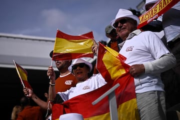 Los aficionados al tenis espa?ol ondean la bandera mientras esperan la ceremonia en honor al exjugador espa?ol Rafael Nadal en la pista Philippe-Chatrier.