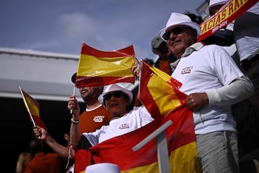 Los aficionados al tenis español ondean la bandera mientras esperan la ceremonia en honor al exjugador español Rafael Nadal en la pista Philippe-Chatrier.